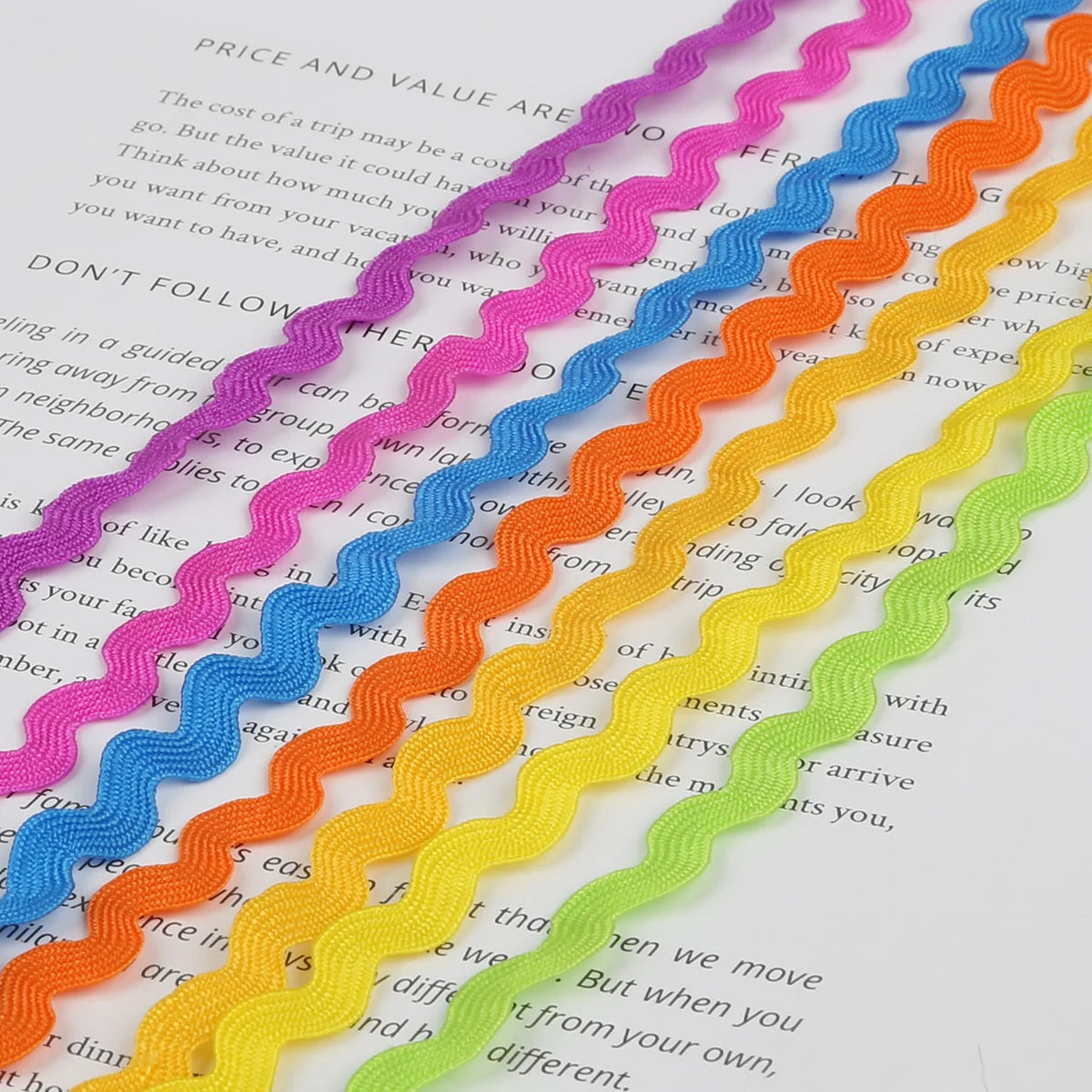 Nový příjezd 15 yardů/kus 8mm Multi Colors Terylene Ric RAC RAC ZIG ZAG Krajka Oříznutí Ribbon pro ozdobu praskliny řemeslné dekorace