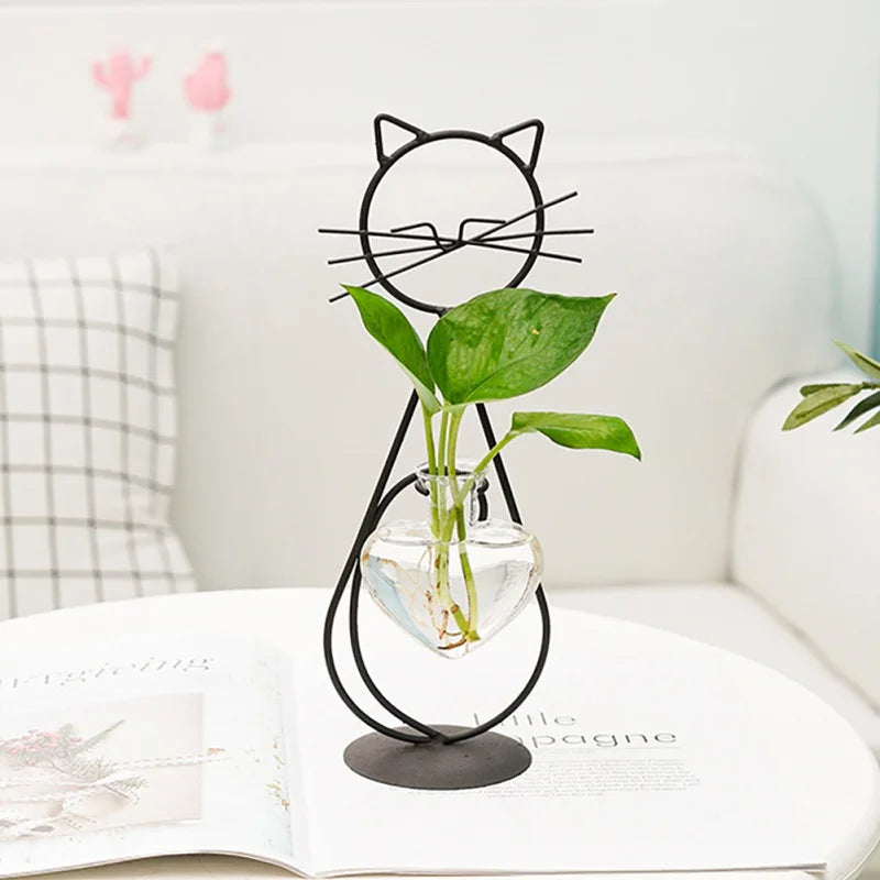 Hydroononesche Glas Häerz Vase mat Metallholder Hand welden eng schéi Kazform Vase fir Heem Partei Rase Valentin Dag Dekor Vase Vase