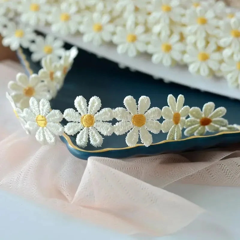2,2 cm weit schöne weiße gestickte Gänseblümchen -Spitze Stoff 3d Blumen Spitzen Ribbon Kleid Halshelme Kopfbedeckung Nähen Trimmdekoration
