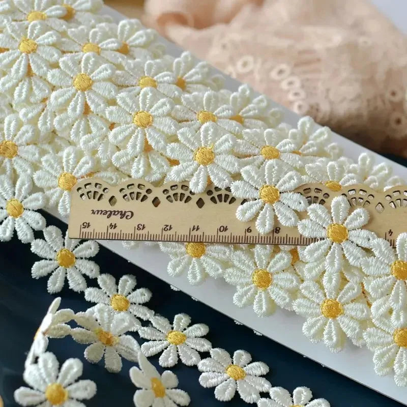 2,2 cm weit schöne weiße gestickte Gänseblümchen -Spitze Stoff 3d Blumen Spitzen Ribbon Kleid Halshelme Kopfbedeckung Nähen Trimmdekoration